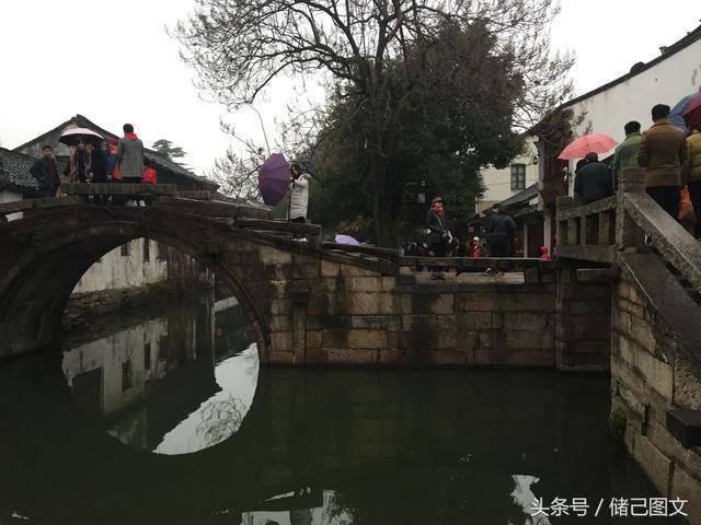 相差20岁！中国网球两代一姐上演世纪同框，郑钦文狂赞李娜太好看